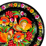 Тарілка декоративна Петриківський розпис ручної роботи з дерева 30 см ПІВНИК і КУРОЧКА Український сувенір, фото 5