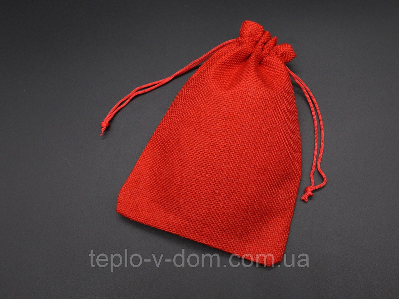 Подарунковий мішечок з мішковини на затяжках. Колір червоний. 17x23см
