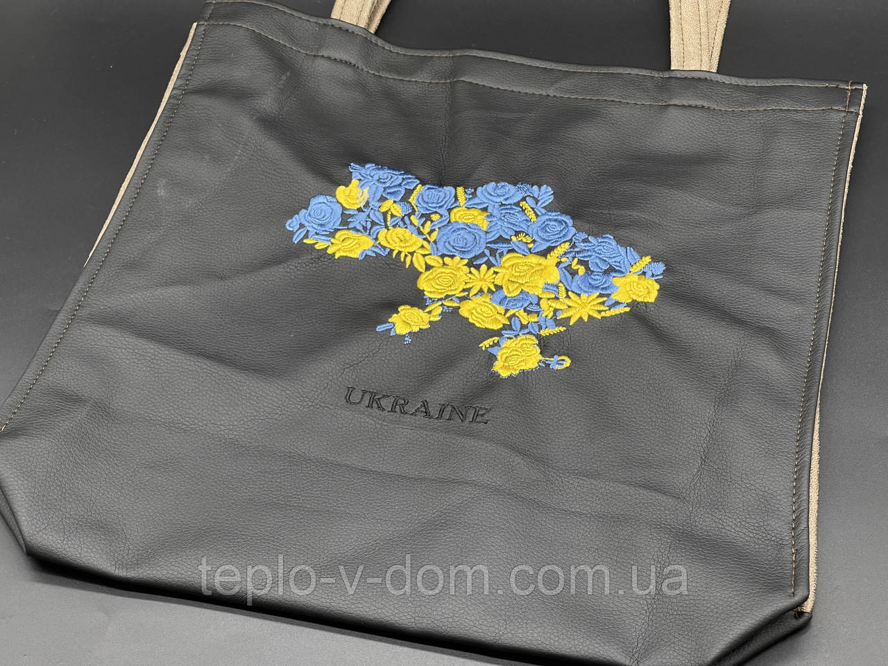 Сумка-шопер 36х33х6см. Екосумка з екошкіри чорна з вишивко. "Ukraine".