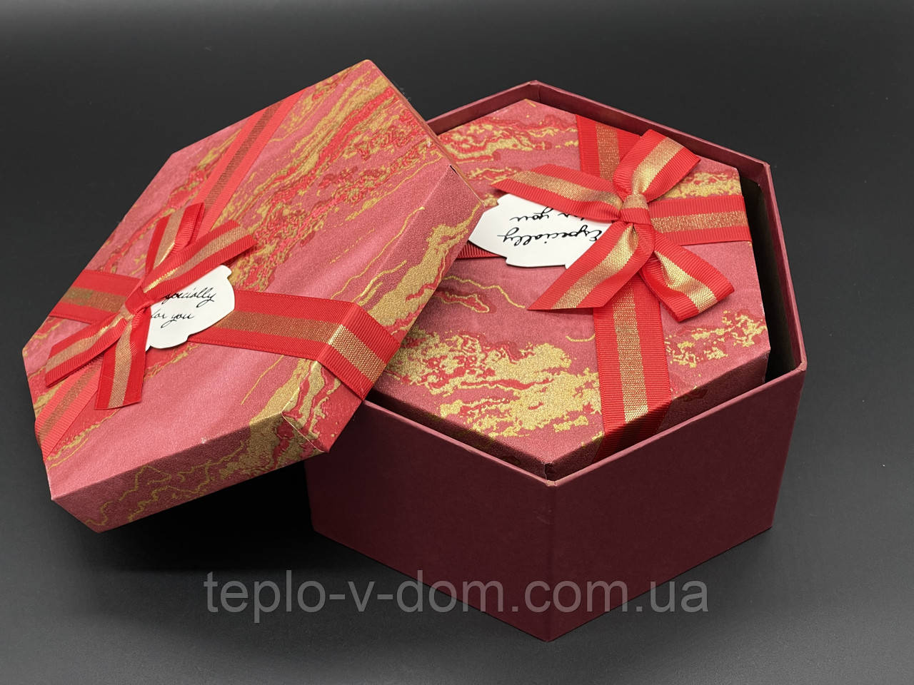 Коробка подарункова шестикутна з бантиком. 3шт/комплект. Колір червоний мармур. 19х10см