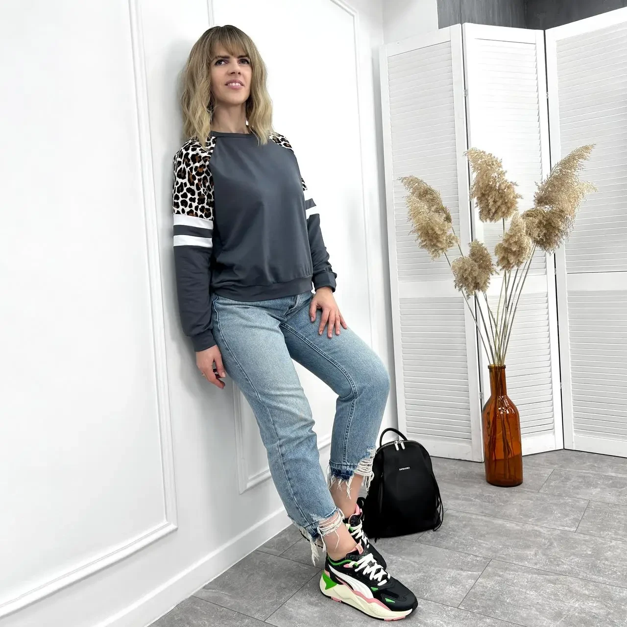 Демісезонні жіночий світшот сірого кольору з двонитки із вставками