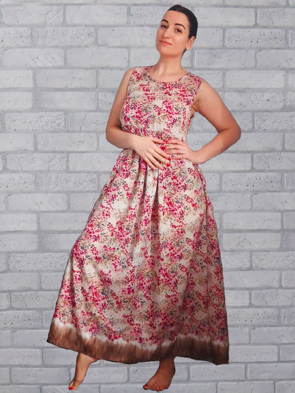 Плаття жіноче на широких бретелях довжина міді в рожеві квіти, легке жіноче плаття