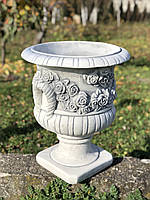 Сіра садова ваза декорована трояндами для квітів та саду з білого цементу, ручної роботи, висота 41 смУКР