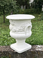 Белая ваза декорированная розами для цветов и сада из белого цемента, ручной работы, высота 41 см. УКР