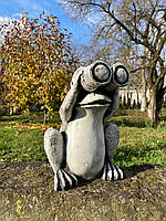 Садовая фигура лягушка с биноклем, скульптура лягушки с биноклем в сад, садовая лягушка ручной росписи. УКР