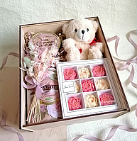 Солодкий подарунковий набір для дівчини з цукеками, чаєм та іграшкою №1079