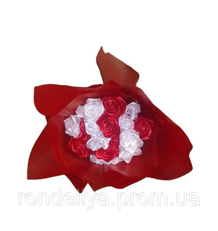 Букет із червоних та білих троянд у червоній упаковці