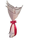 Букет із червоних та білих троянд у червоній упаковці, фото 2