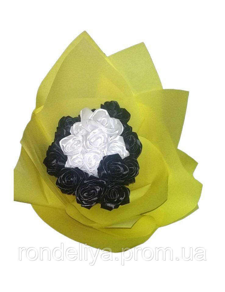 Букет із чорних та білих троянд у жовтій упаковці "Букет для героя"