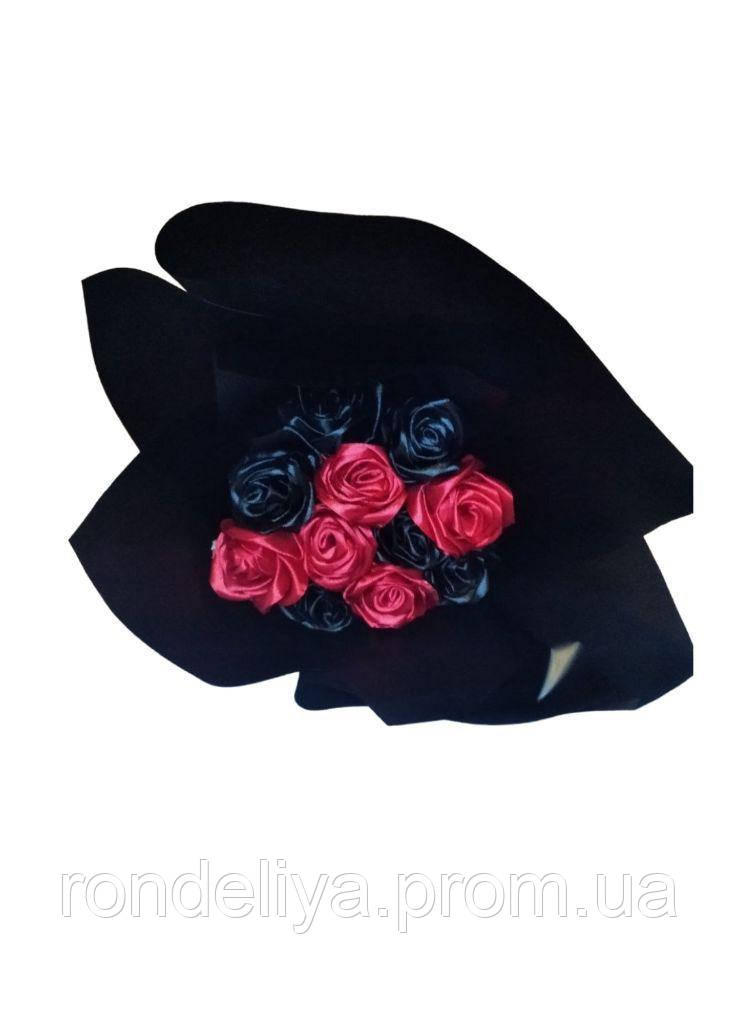 Букет із чорних та червоних троянд учорный упаковці "Букет для героя"