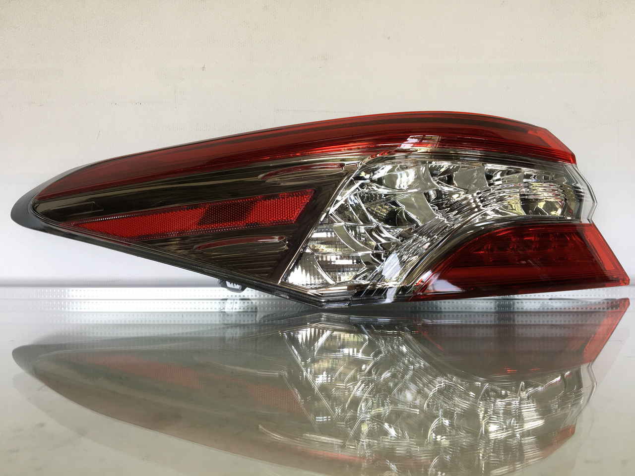 Ліхтар зовнішній Toyota Camry V70 2018-2020 USA XLE/XSE LED лівий 81560-06730