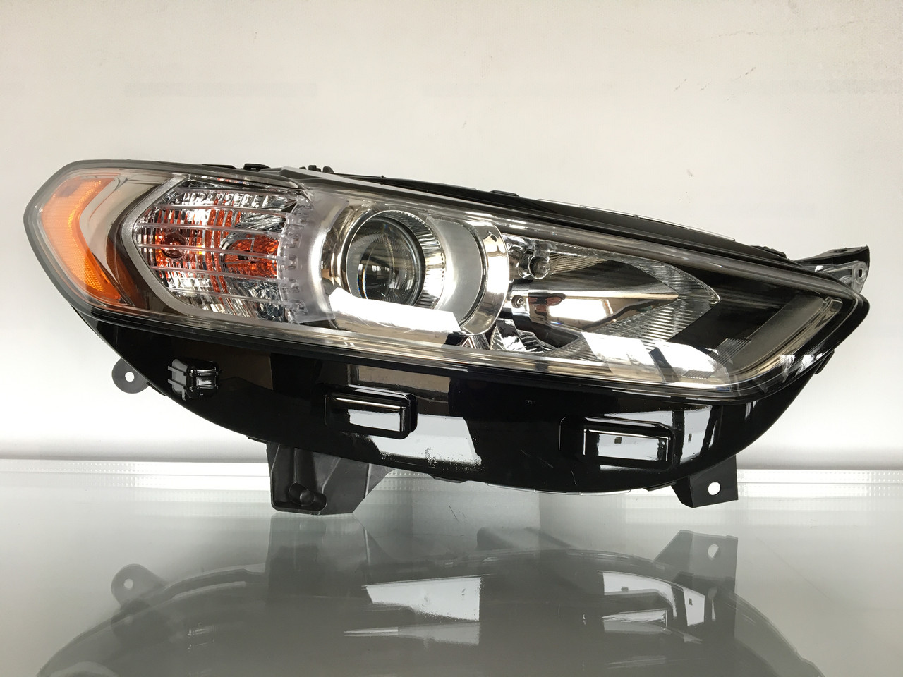 Фара передня галоген Ford Fusion mk5 2013-2016 права DS7Z-13008-A