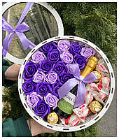 Подарок-сюрприз для любимой. Оригинальный подарочный бокс со сладостями и розами из мыла. Подарок на 8 марта