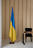 Набір для одного прапора, атласний прапор, тримач для підлоги, держак 2.5 м, наконечник "Крапля з Тризубом", фото 3