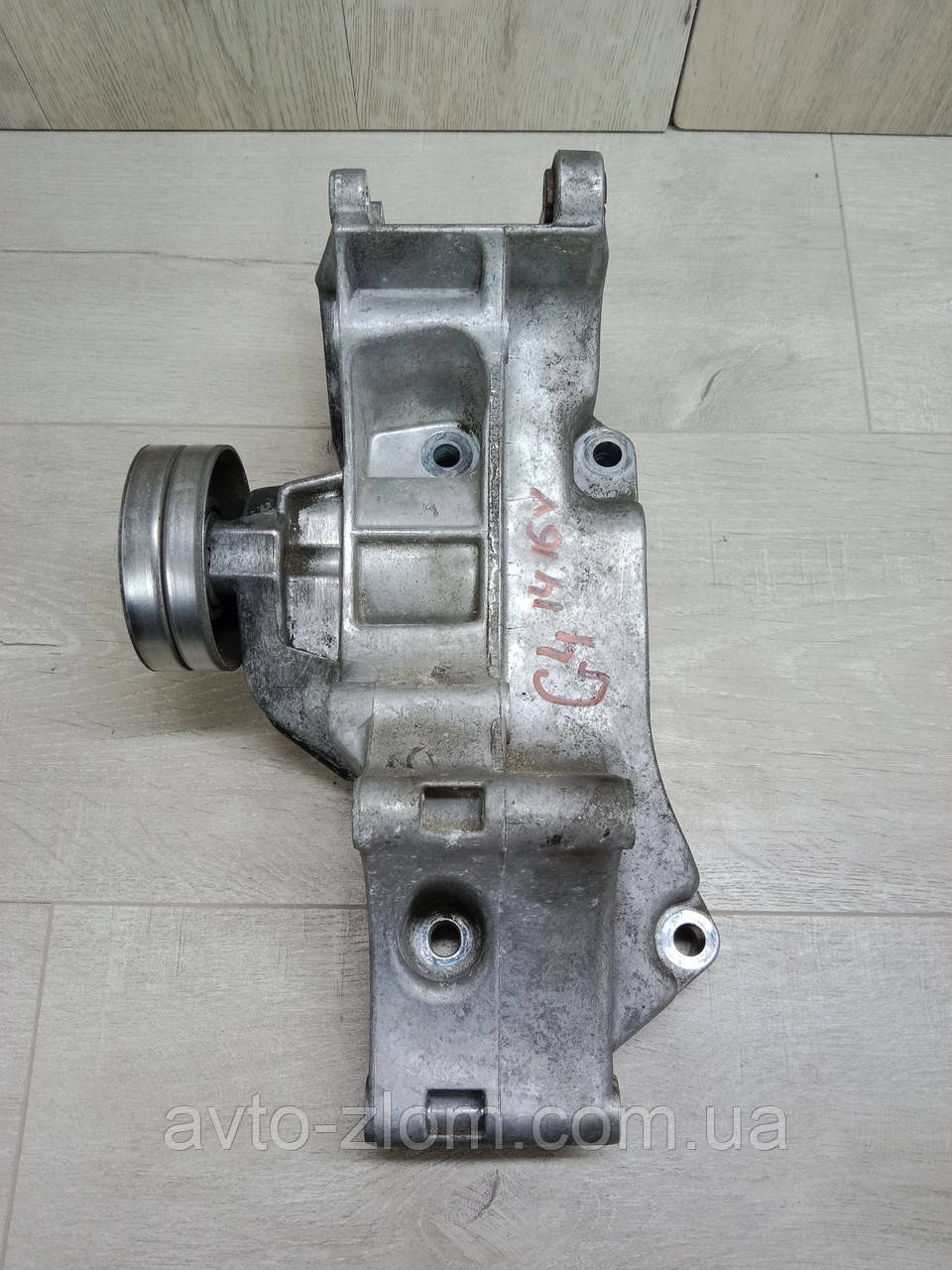 Кронштейн генератора Volkswagen Golf 4, Гольф 4 1.4 – 1,6. 032145169Q.