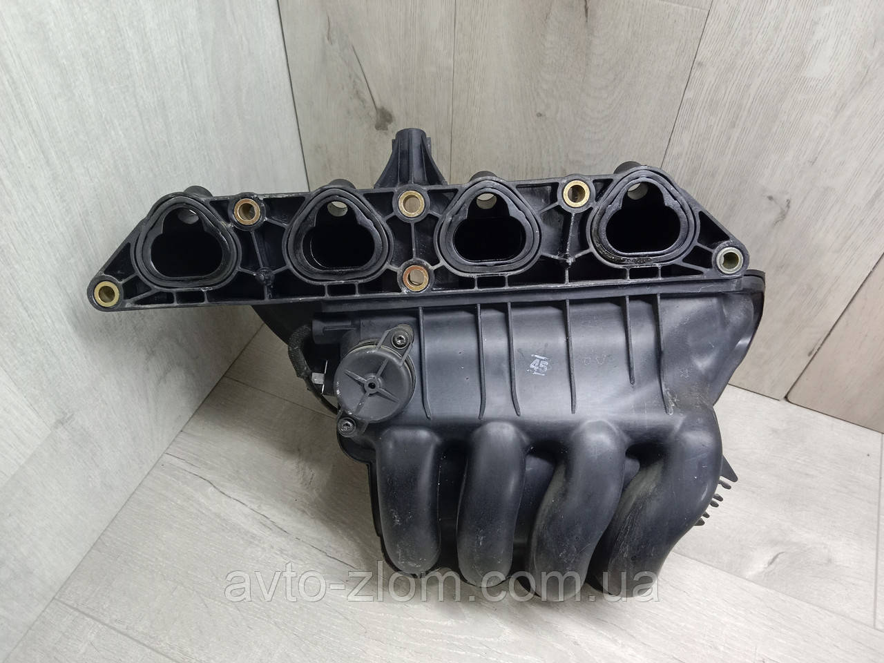 Впускний колектор Volkswagen Golf 4, Гольф 4 1,4 16 V. 036129711BK.