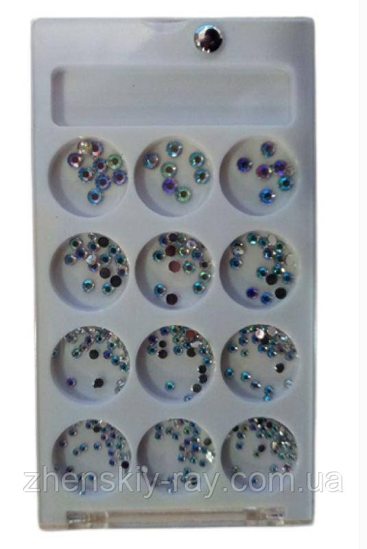 Набір стразиків різних розмірів для нігтів у контейнері