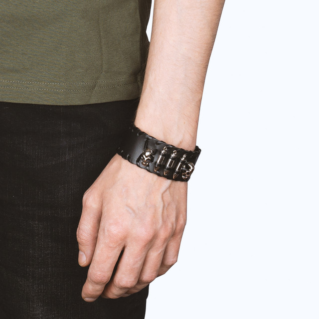 Фото браслет на руку шкіряний чорний широкий з декоративними кулями та черепами арт.00262