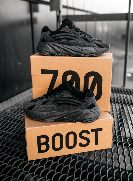 Кросівки чоловічі Adidas Yeezy Boost 700 V2 Black man Адідас Ізі Буст чорні весна літо стильні