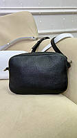 Трендова сумка для міста з металевою фурнітурою, модна жіноча сумочка в чорному кольорі із застібкою