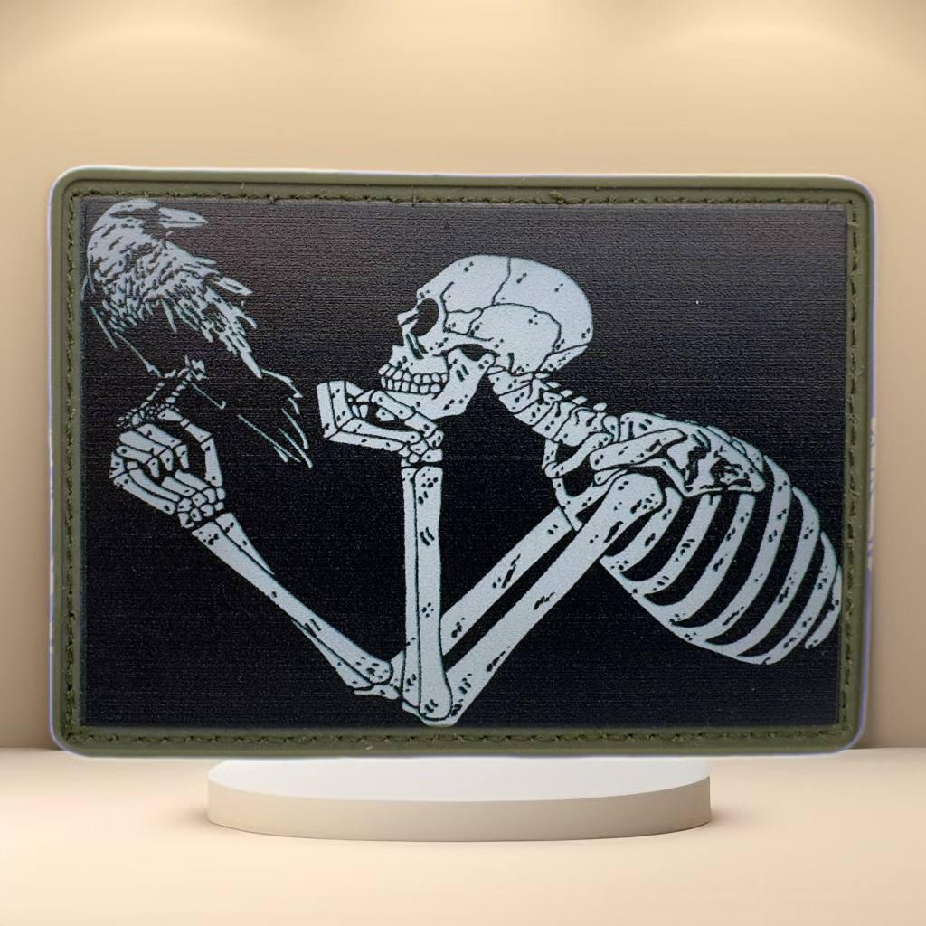 Шеврон нашивка скелет із вороном на липучці pvh