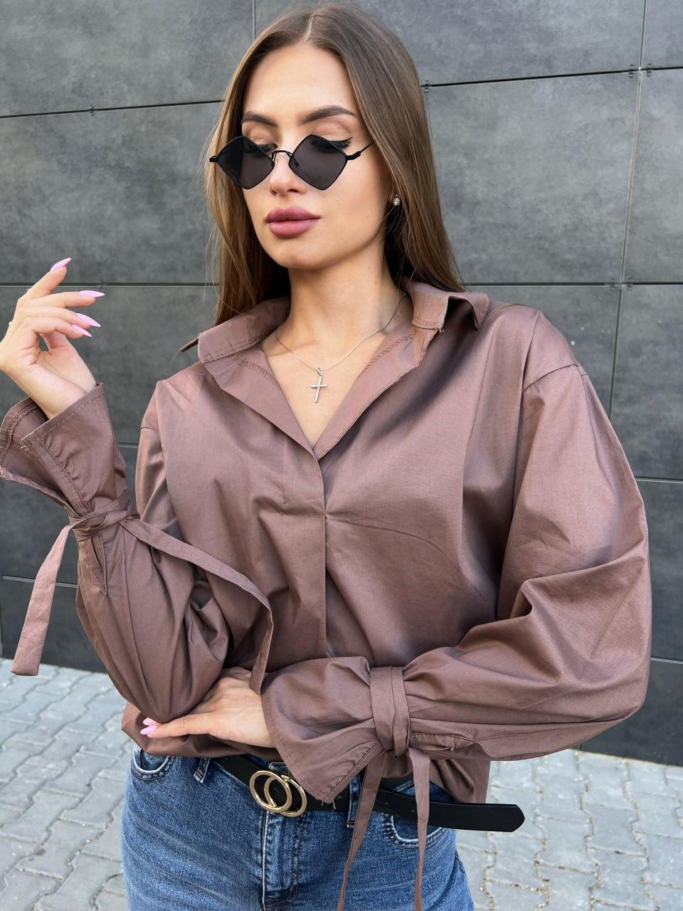 Стильна вихідна жіноча сорочка з незвичайними рукавами на зав'язках колір мокко блузка на ґудзиках розмір S-M