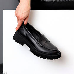 Чорні шкіряні базові туфлі лофери натуральна шкіра на рифленій підошві