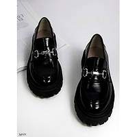 Демисезонные лаковые женские туфли-лоферы черного цвета на тракторной подошве