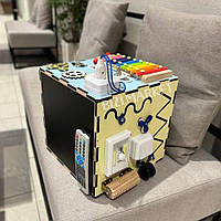 Розвиваюча іграшка бізікуб 30*30*30 з дошкою для малювання та доступом в середину, бізіборд, дерев'яний куб