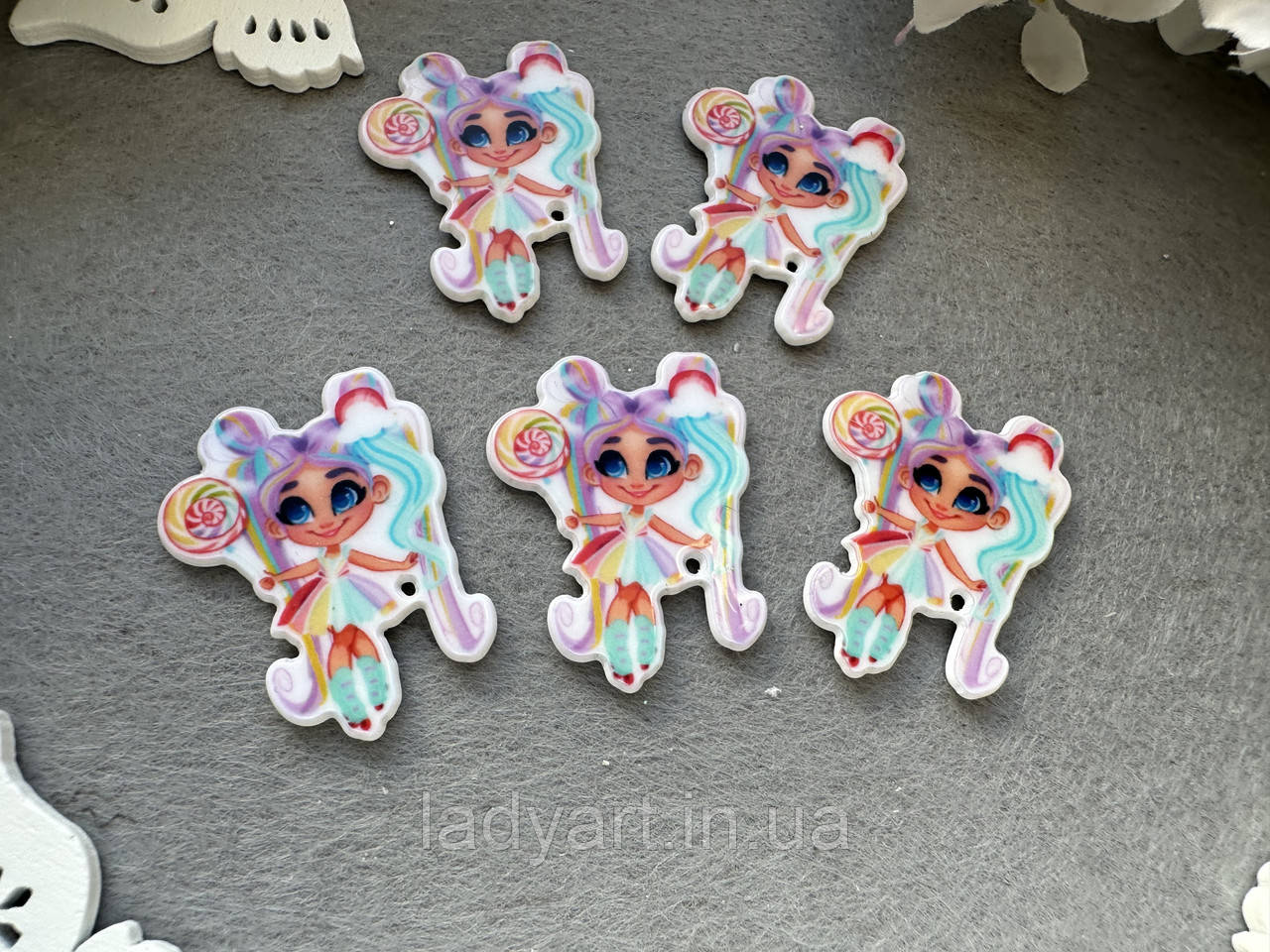 Кабошон "Кукла Hairdorables з льодяником" 3,8 см, 20 шт./пач. гуртом