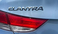 Напис Elantra на кришку багажника Hyundai Elantra, емблема Hyundai Elantra