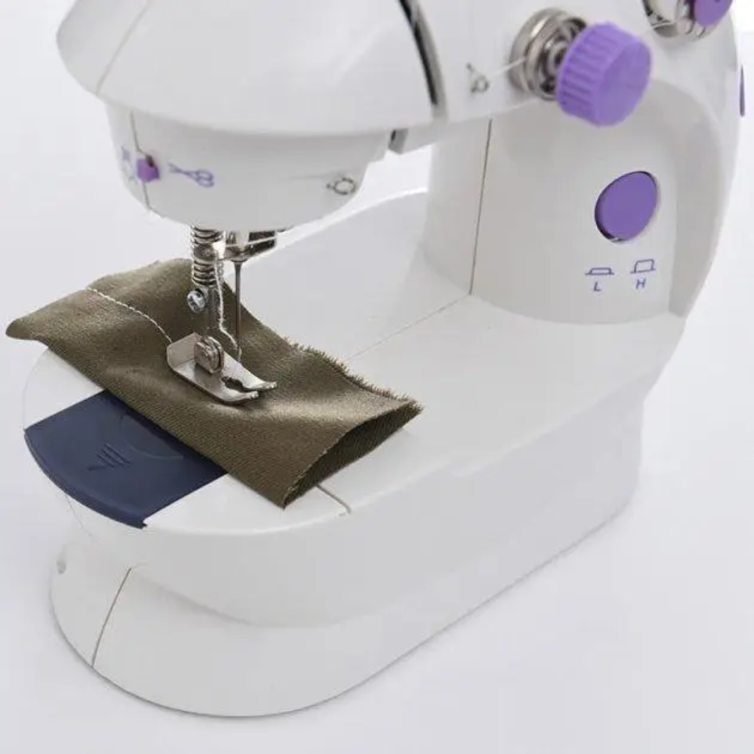 Швейная машина 4в1 Mini Sewing Machine, Мини машинка с педалью и ночной подсветкой - фото 2 - id-p2116069597