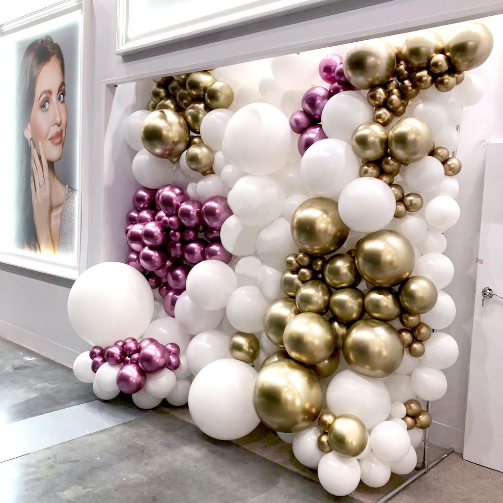 Стіна з кульок Біла з рожево-золотим хромом (284 кульки)
