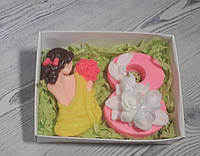 Подарунковий набір сувенірного мила Дівчина та ніжна вісімочка (коробочка з прозорим верхом) Мило ручної роботи