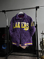 Мужская легкая куртка-бомбер (фиолетовая с надписями) стеганая молодежная на молнии без капюшона Мо65-2