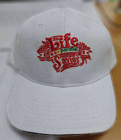 Вишивка на білих кепках