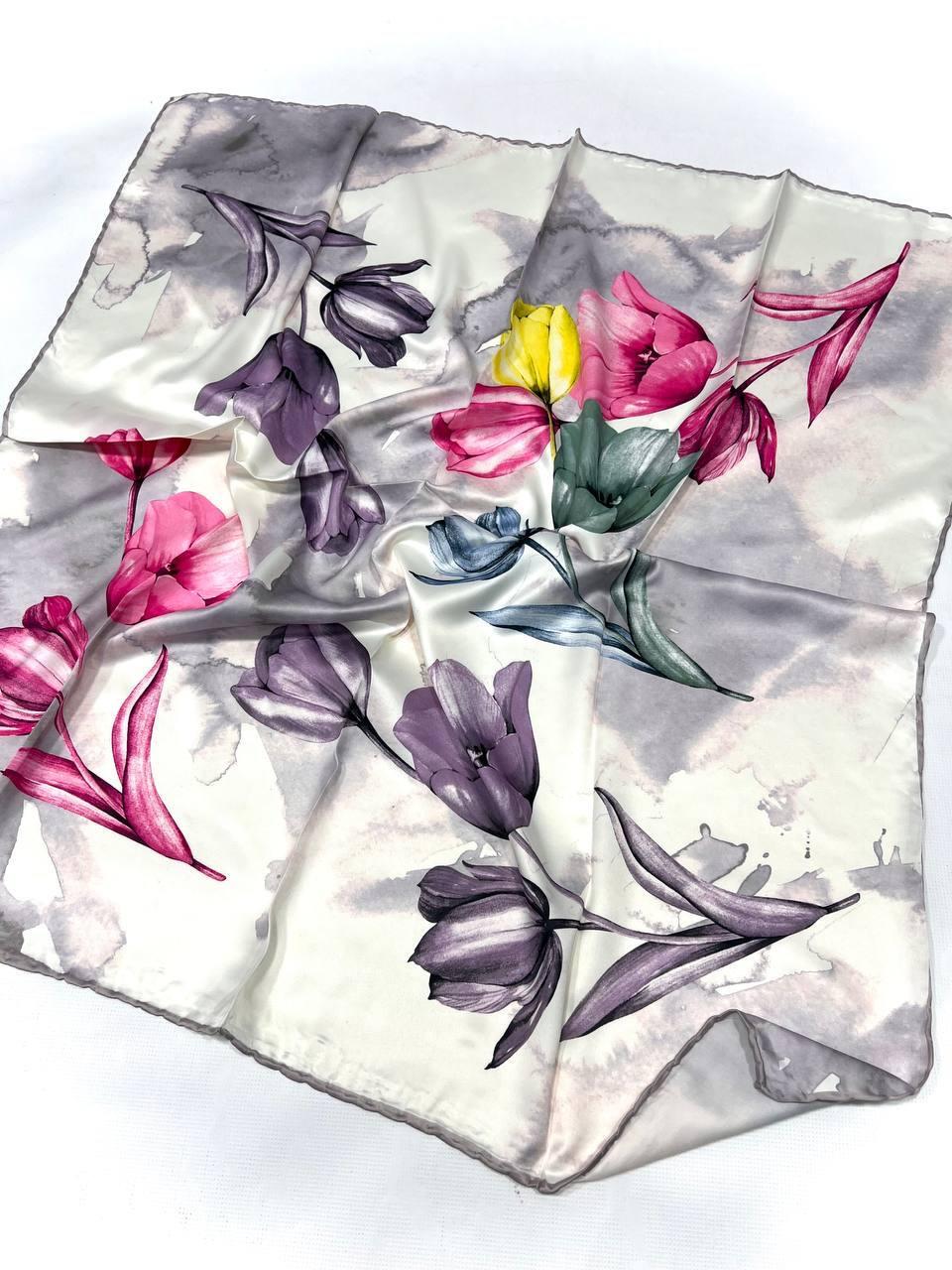 Шовкова хустка Леа тюльпани 90*90 см молочна ручна обробка краю
