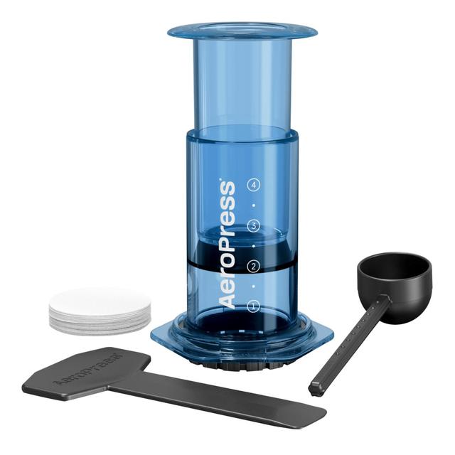 AeroPress Clear Blue — це вдосконалена версія популярного пристрою для заварювання кави AeroPress, виготовлена з міцного та легкого матеріалу — тритану. Цей матеріал відомий своєю стійкістю до ударів, довговічністю й безпекою, що робить AeroPress Clear Blue не тільки стильним, але й практичним інструментом для приготування кави.