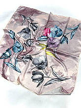 Шовкова хустка Леа тюльпани 90*90 см пудрова ручна обробка краю