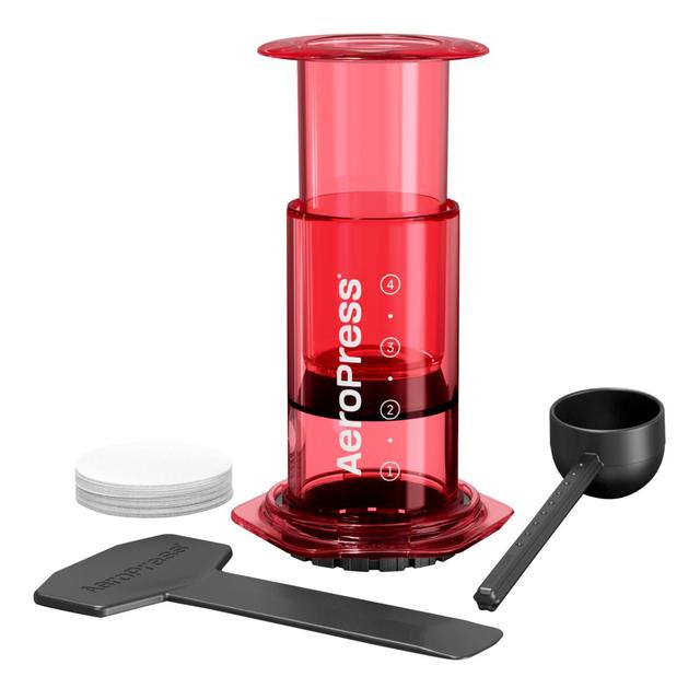 AeroPress Clear Red — це яскрава версія популярного пристрою для заварювання кави, виготовлена з міцного тритану, який є легким, але водночас стійким до ударів і пошкоджень матеріалом. Це червоне виготовлення AeroPress додає яскравого акценту в будь-якій кухні, поєднуючи стиль і функціональність. AeroPress Clear Red — це яскрава версія популярного пристрою для заварювання кави, виготовлена з міцного тритану, який є легким, але водночас стійким до ударів і пошкоджень матеріалом. Це червоне виготовлення AeroPress додає яскравого акценту в будь-якій кухні, поєднуючи стиль і функціональність.