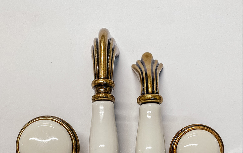 Меблева ручка-кнопка з серії Serenata Antica