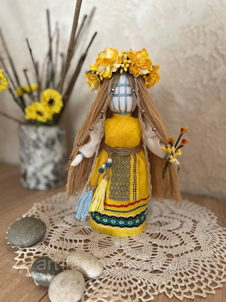 Авторська текстильна лялька для дівчаток ручної роботи інтер'єрна Мотанка жовта 15 см