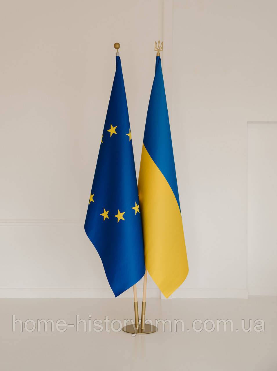 Набір для двох прапорів, підставка кругла, прапор України та ЄС атлас, держак 2.5 м, наконечник Тризуб Куля