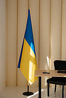 Набір для одного прапора, атласний прапор України, тримач для підлоги, держак 2.5 м, наконечник "Тризуб"