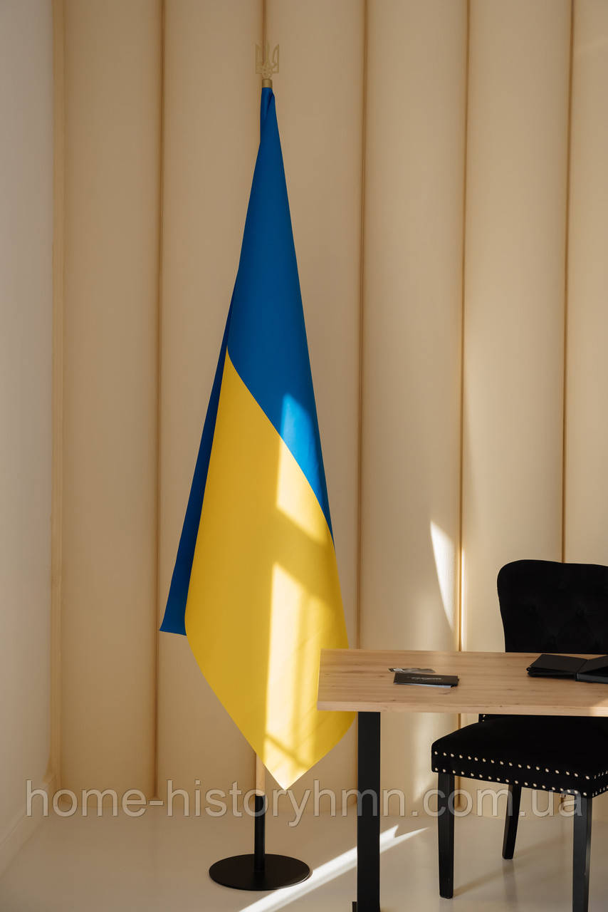 Набір для одного прапора, атласний прапор України, тримач для підлоги, держак 2.5 м, наконечник "Тризуб"