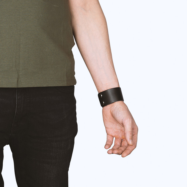 Браслет на руку шкіряний чорний широкий Браслет на руку шкіряний чорний широкий
