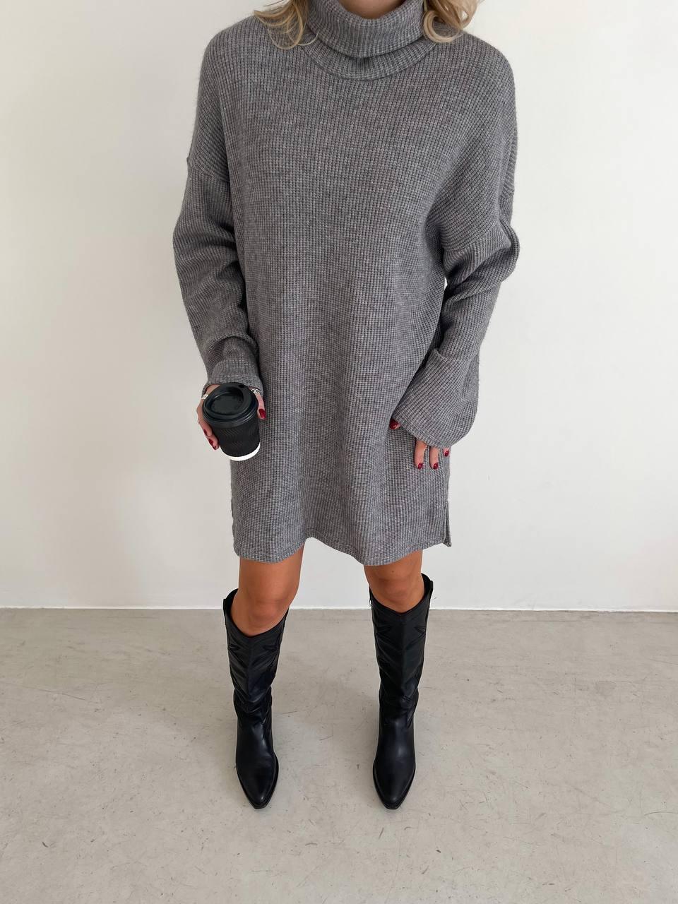 Серый женский теплый объемный удлинённый вязаный свитер-туника свободного кроя под горло - фото 6 - id-p1997297291