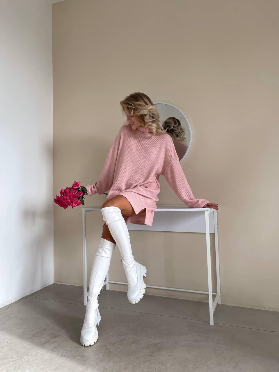 Розовый женский теплый объемный удлинённый вязаный свитер-туника свободного кроя под горло - фото 3 - id-p1997303301