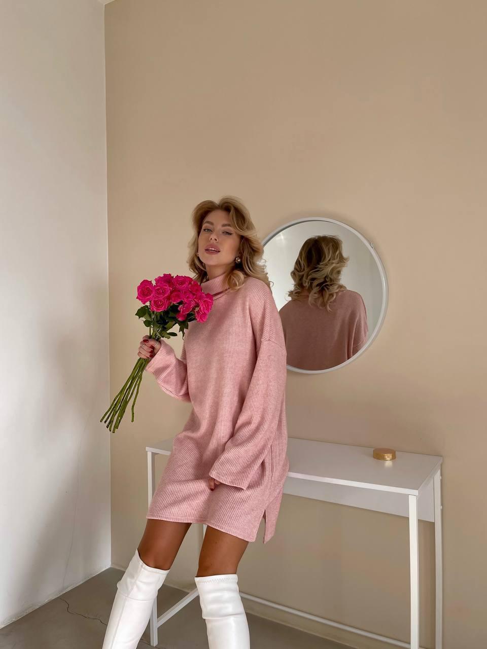 Розовый женский теплый объемный удлинённый вязаный свитер-туника свободного кроя под горло - фото 4 - id-p1997303301