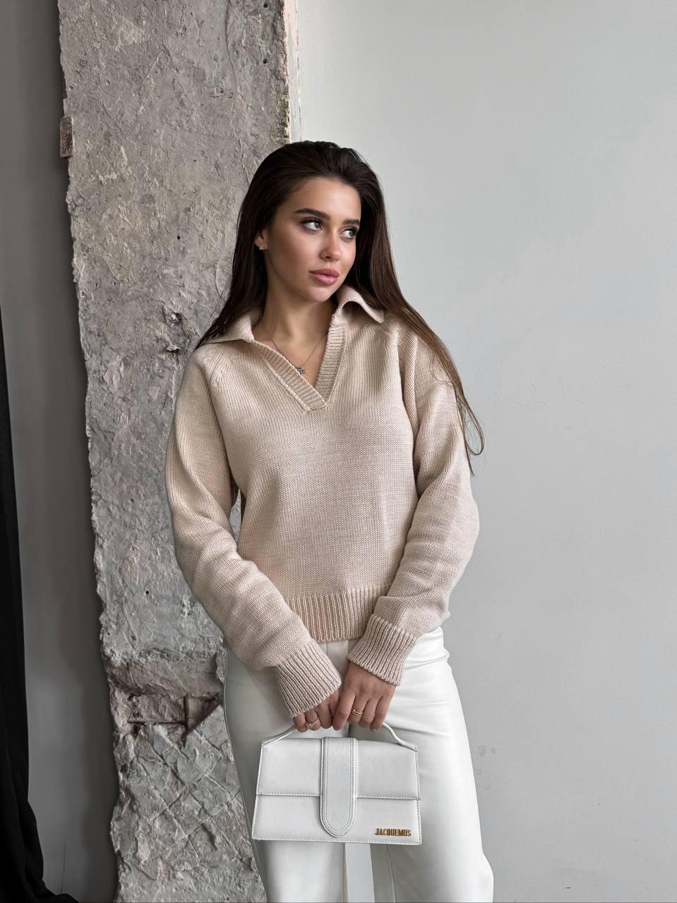 Стильний жіночий в'язаний светр поло з v-подібним вирізом